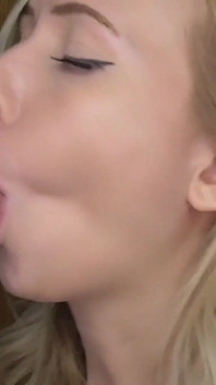 Blonde hausfrau liebt es, große schwänze zu lutschen, bis sie auf ihr gesicht kommen - marissa sweet