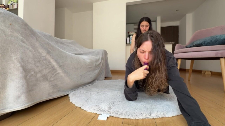 scarlettandc: Îi place să-și fută fundul