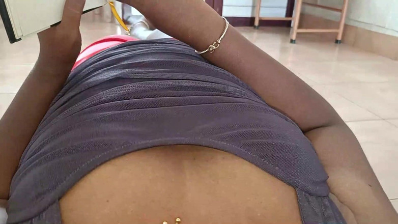 Luxmi Wife: Chica universitaria masturbándose en casa -1