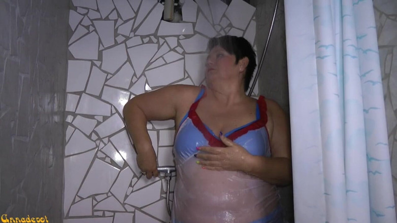 Anna Devot: Natte Anna Devot onder de douche in bikini