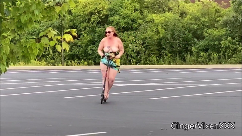 GingerVixen.XXX: 点滅するスクーター露出狂