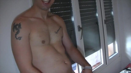 Gaybareback: Il ragazzo etero succhia il cazzo di twink a Madrid