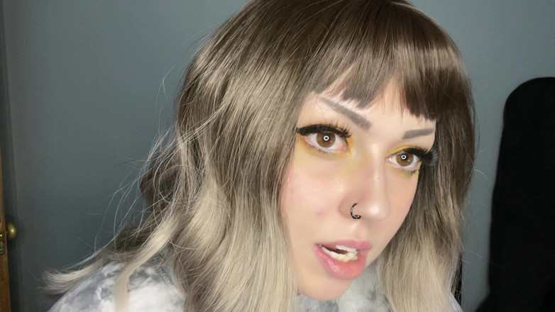 Miss Valentina: Дрочити в ліжку поруч з дружиною