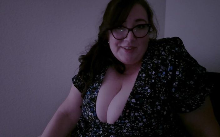 cutejayne: 大奶子胖美女继母为你上大学做准备