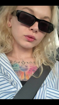 Can’t Resist Showing off Myself Even While My Friends Are in the Car