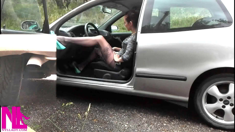 Nyllady: Revving My Car i sexiga röda balettlägenheter