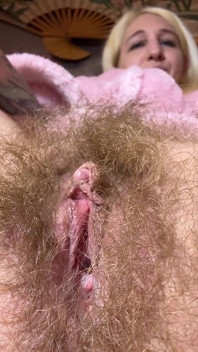 Closeup na minha boceta peluda enquanto fuma um charuto