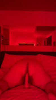 MAMĂ SEXY MARE ȘI ȚÂȚOASĂ călărește un vibrator