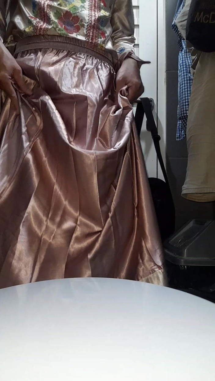 Naomisinka: Кроссдрессер в атласному наборі мастурбує