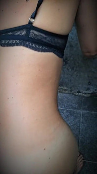 MILF é lambida, fodida duro por um pau grande e abre sua buceta em lingerie de renda preta quente ao ar livre em um belo jardim