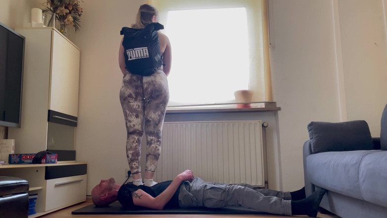 Lizzy Crush: 踏みつけチャレンジ 100kg - さらに重く、さらに容赦ない