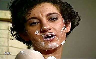 No depth limit for her pussy and ass: ohromující milfka si strčí šampiónskou láhev do její bičované krémové kundičky