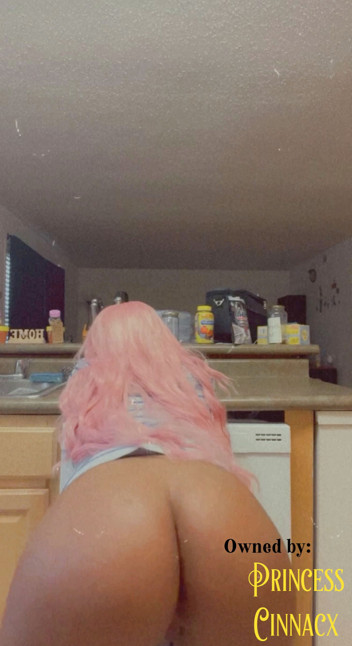 Guardami twerk senza mutandine nella mia cucina