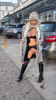 Une trans fait du shopping en lingerie sexy ! Branlette en public et pisse dans un café !