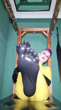 Menyembah kaki lateks dan sarung tangan lateks