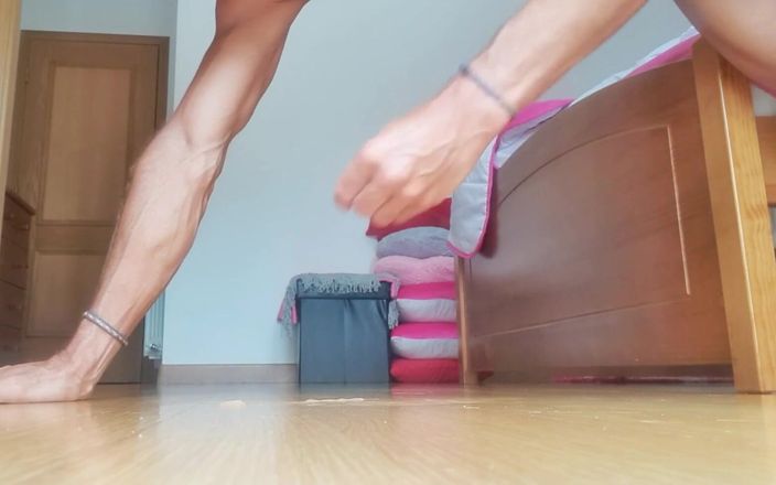 Hot sport fit boy studio: मेरे लंड को बिना हाथों से बढ़ते हुए देखें और फर्श पर मुफ्त में हाथ कम कर रहे हैं