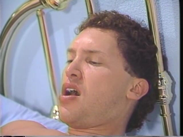 Gays Case: Sexy stel zuigt tegelijkertijd aan elkaars harde pikken en neukt...