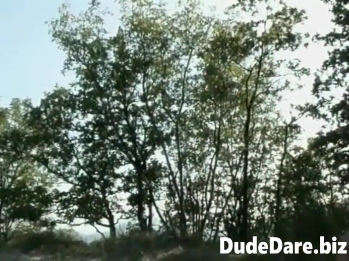 DudeDare: Lustful dudes cannodling och onanerar utomhus