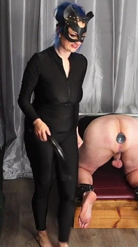 Testando novas bengalas metálicas no femdom bondage slave