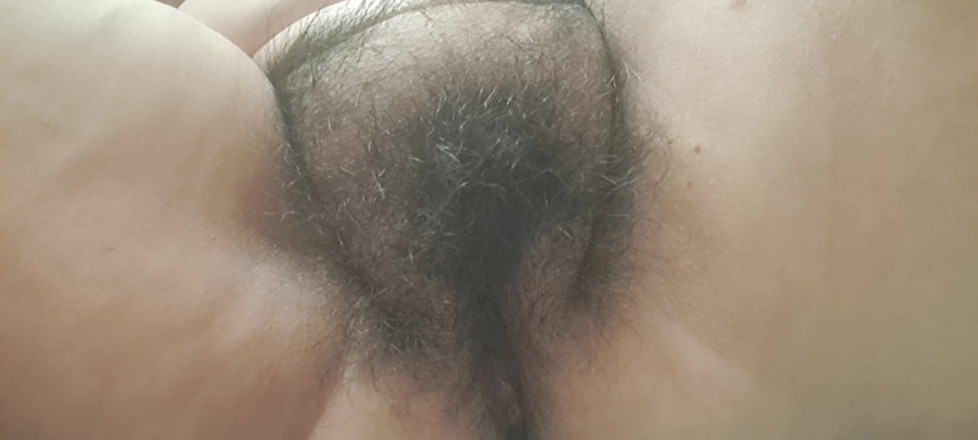 Mommy big hairy pussy: 핫한 다리에 크림을 대고