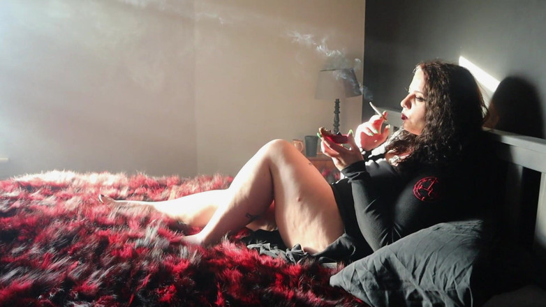 Goddess Kinx: Boční pohled kouření