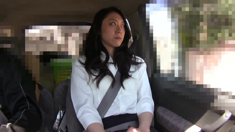 Asian Mature Climax: Asian brunette is masturbating in the car