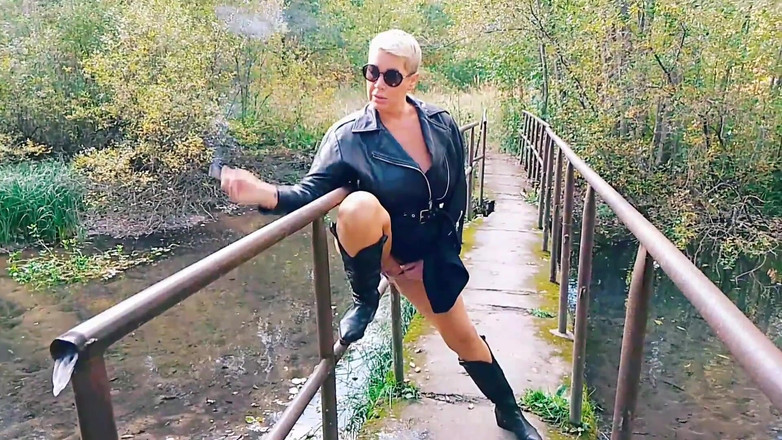 Crazyfamily 1970: Styvmamma piss står upp