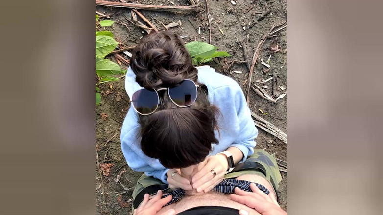 TV_Helena: Мінет на відкритому повітрі для фаната джинсів! Транссексуал повний сперми, і всі можуть це побачити!