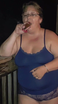 Enorme cigarro fumando