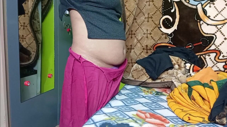 Manjushukla: Kakak ipar india cantik dengan sari warna kuning