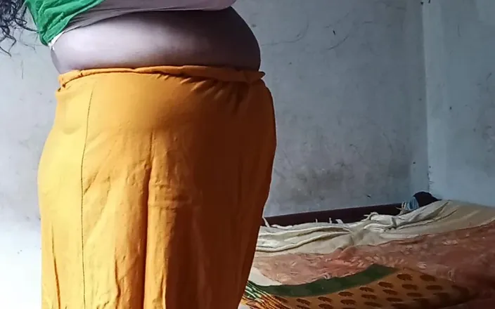 Bedroom: Big nipples and big ass in video performance