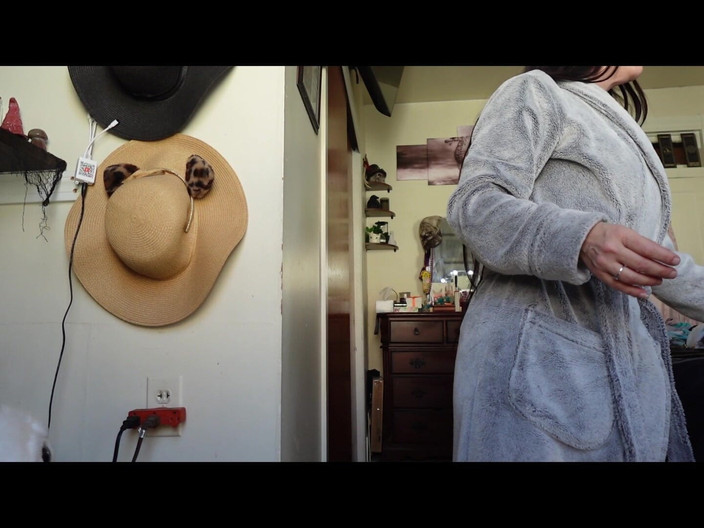 Raven Willow: Fuzzy robe neckt