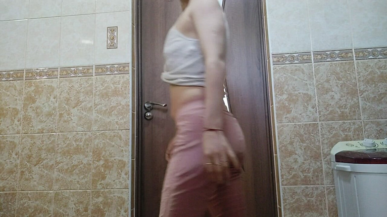 DirtyLubov: Đi tiểu trong quần