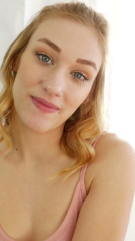 Min tonåring blonda styvdotter Kasey Miller deepthroats och sväljer sperma