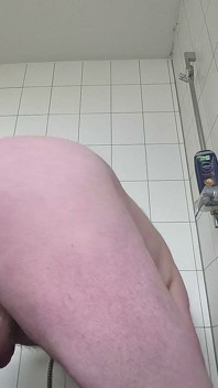 머리 면도하는 뚱뚱한 남자
