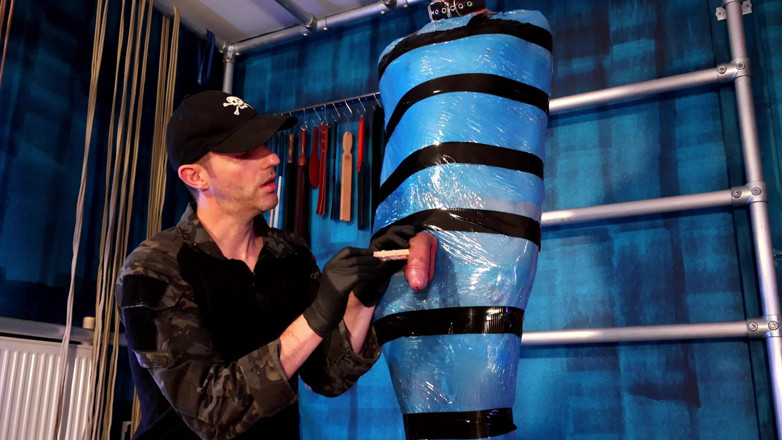 TomBakerBDSM: Sclavă twink legată în paletă pentru controlul orgasmului