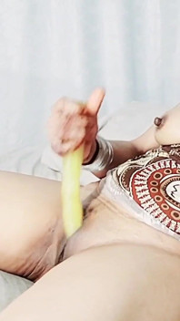 Ateşli karım sıkı amcığıyla oynamak için dildosunu kullanmayı seviyor