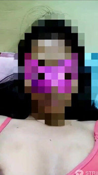 Si diverte con un ditalino e urlando e gemendo