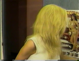 Solo Sensations: Une superbe jeune blonde à gros nichons et au cul masturbe...