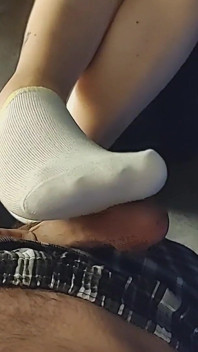 Bianco E Giallo Polo Sockjob Alle Caviglie - Rosa Sotto La Corazza Calca Sega Con I Piedi - Sega Con I Piedi Calze Blu