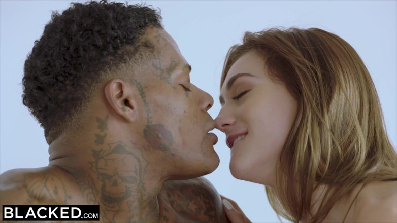 Blacked: Sadece zenci erkeklerle sikişiyor