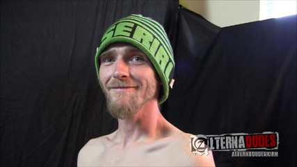 Alterna dudes: Minyon eşcinsel Willy Wiggles büyük dildoyla göt deliğine sığıyor