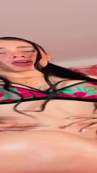 Florile Sutienului Arată Perfect Pe Sfârcurile Mele