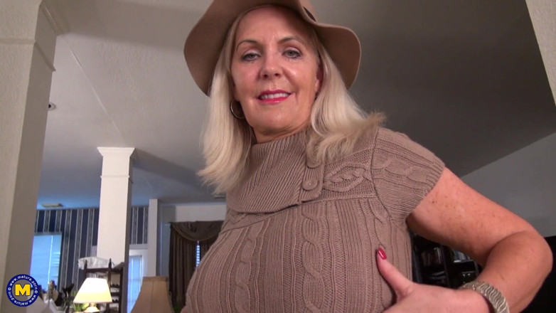 Mature Solo NL: Signora matura dai seni grandi ama giocare con i giocattoli...