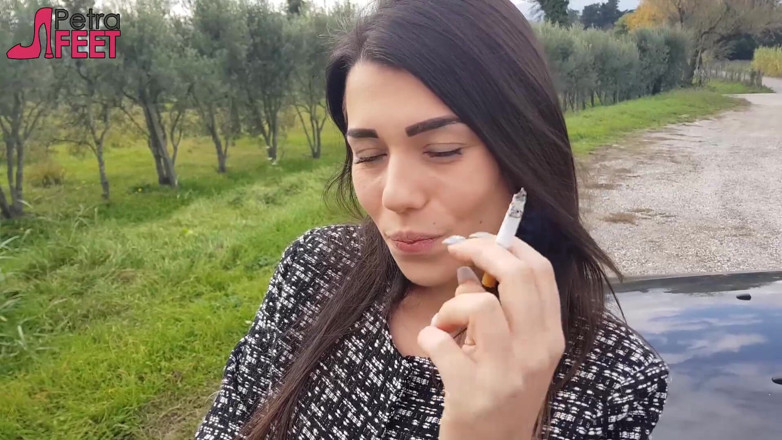 Smokin Fetish: În aer liber fumând trabuc de la o brunetă sexy