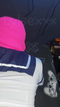 Otaku cadela gosta de ser fodida enquanto joga videogame