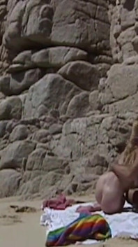 Fanno sesso senza restrizioni sulla spiaggia