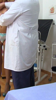 金髪の成熟した女性のGyno検査