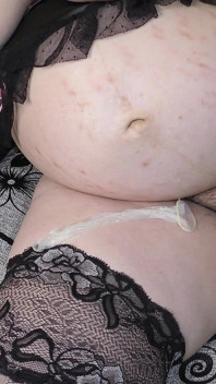 Zwangere milf maakt een creampie-diner in haar poesje voor cuckold manlief - Milky Mari