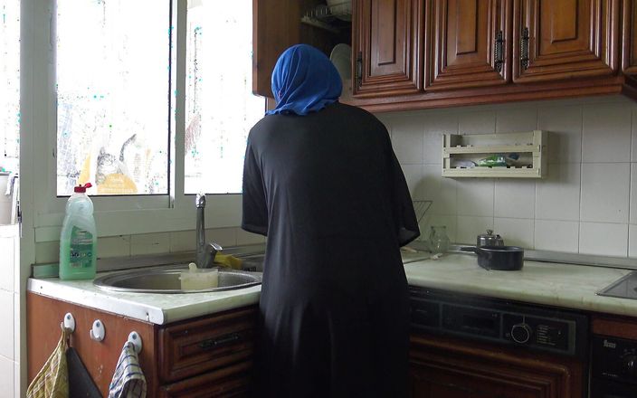 Souzan Halabi: Esposa musulmana es follada duro mientras lava los platos